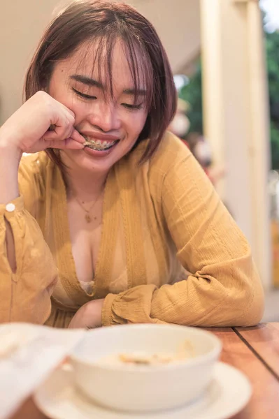 Una Mujer Filipina Bonita Coqueta Disfruta Pedazo Pan Pita Restaurante — Foto de Stock