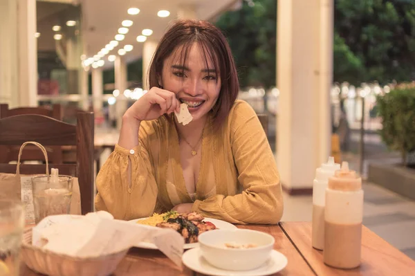 Una Mujer Filipina Bonita Coqueta Disfruta Pedazo Pan Pita Restaurante — Foto de Stock