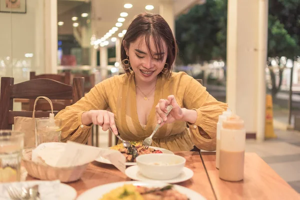 Una Hermosa Mujer Filipina Disfruta Cocina Mediterránea Restaurante Aire Libre — Foto de Stock