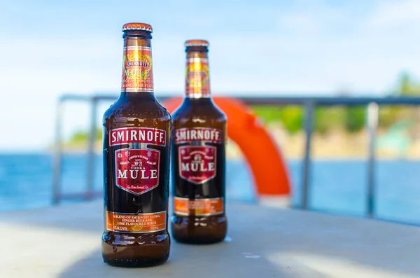 Bohol Filipinas Marzo 2020 Dos Frías Botellas Smirnoff Mule Una — Foto de Stock