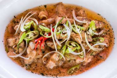 Bicol Express, ya da Sinilihan olarak da bilinir, Pinoy domuz eti tabağı. Bir al fresco Filipin restoranında.