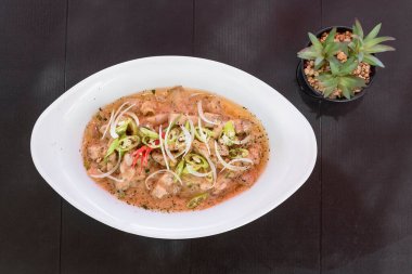 Bicol Express, ya da Sinilihan olarak da bilinir, Pinoy domuz eti tabağı. Bir al fresco Filipin restoranında.