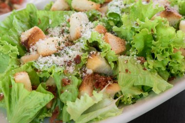 Açık havada ya da al fresco restoranında ya da kafede cömert bir Sezar salatası..