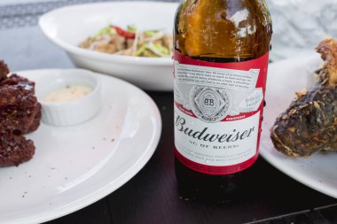 Budweiser birası, atıştırmalık ya da akşam yemeği için harika yemekler. Bir fresk restoranında..