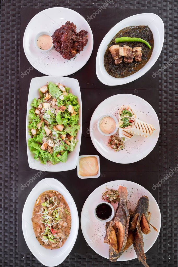 Vista superior de los elementos del menú en un restaurante al aire