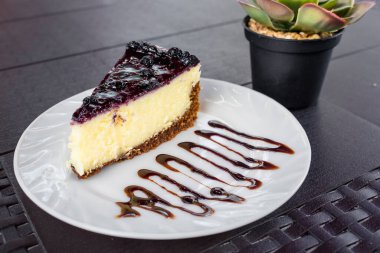 Al fresco 'da bir dilim yaban mersinli kek ya da açık hava kafe ya da restoranda.