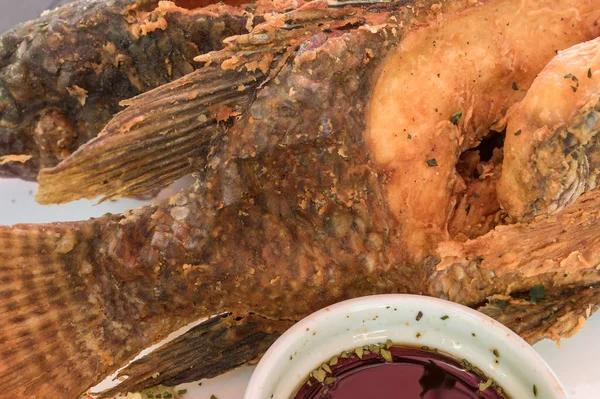 Kızarmış Tilapia Yanında Soya Sosu Var Filipin Mutfağı — Stok fotoğraf