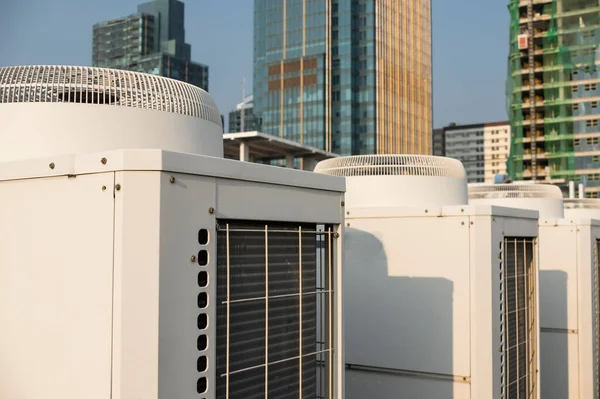 Rijen Hvac Het Dak Van Een Kantoortoren Met Hogere Torens — Stockfoto