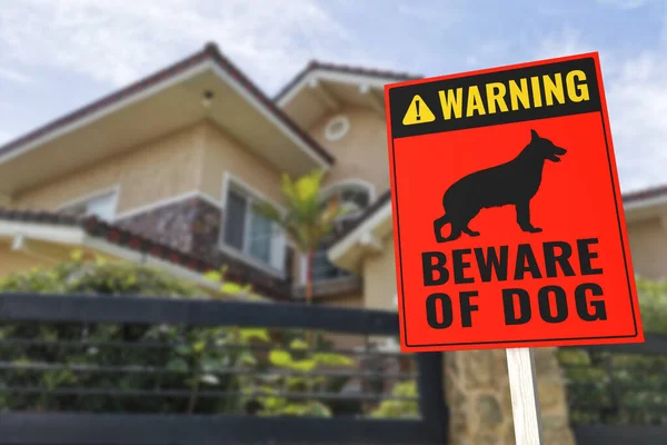 Beware Dog Εγγραφείτε Μπροστά Από Ένα Τυπικό Σπίτι Ιστορία Προειδοποίηση — Φωτογραφία Αρχείου