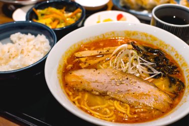 Kara-Miso Ramen ve diğer Japon mutfağı sıradan bir lokantada..