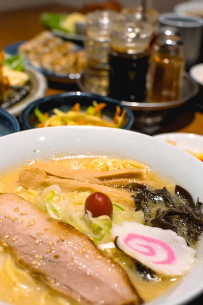 カジュアルな飲食店で食べる北海道塩ラーメンなどの和食 — ストック写真