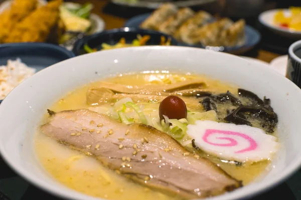 北海道什叶拉面和其他日本料理在一个休闲餐厅 — 图库照片