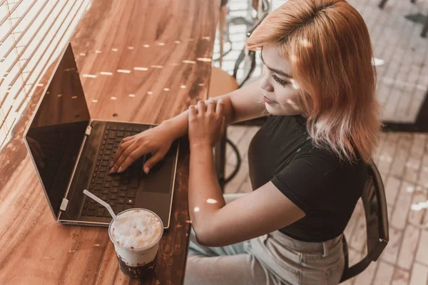 Young Asian Professional Dyed Hair Does Some Work Her Laptop — Stock Photo, Image