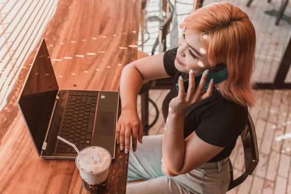 Young Asian Professional Dyed Hair Talks Her Colleague Friend While — Stock Photo, Image