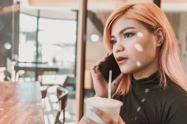 Pretty Young Professional Asian Woman Has Conversation Phone While Holding — Stock Photo, Image