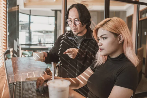 Asian Mentor Supervisor Instructs Teaches Younger Asian Woman Protege Computer — Stock Photo, Image