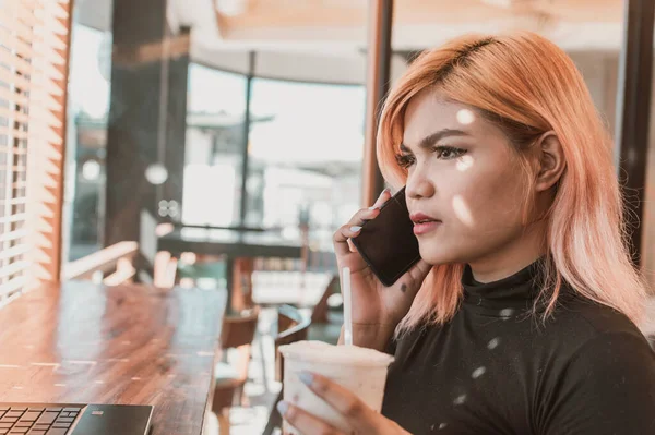 Young Asian Woman Argues Her Client Phone While Coffee Shop — Stock Photo, Image