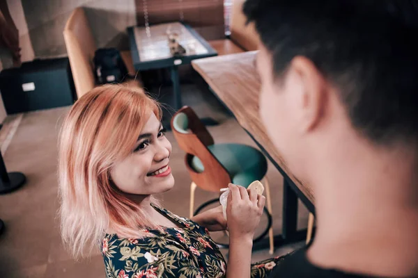 Young Asian Man Chats His Pretty Girlfriend Sitting Coffee Shop — Stock Photo, Image