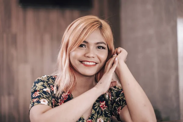 Una Filipina Muy Joven Con Vestido Floral Moda Cabello Teñido — Foto de Stock