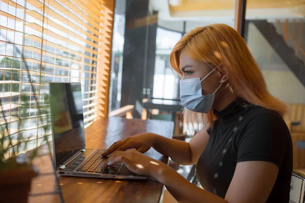 Virtual Assistant Face Mask Working Remotely Uncrowded Coffee Shop Cafe — Stock Photo, Image
