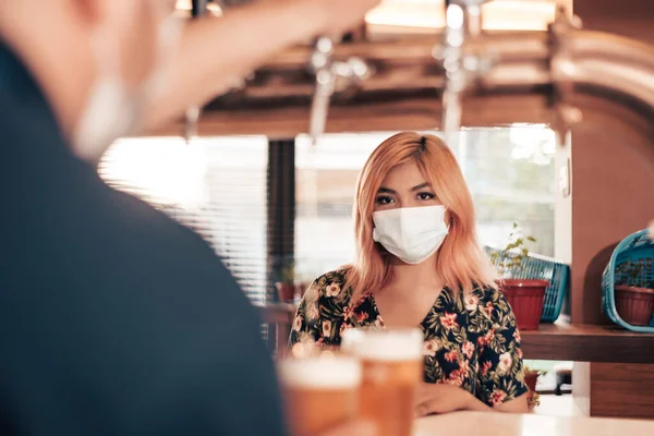 Barman Nalije Sklenici Piva Reklamního Automatu Pro Zákaznici Masce Restauraci — Stock fotografie