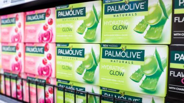 Süpermarket ya da hipermarketin koridorunda sergilenen palmolive sabunu.