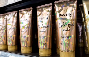 Süpermarkette ya da hipermarkette satılık Pantene Conditioner. Bir Procter ve Gamble markası.