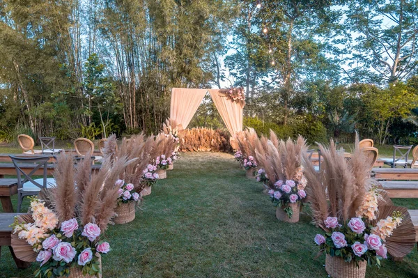 Rustic Garden Wedding Setup Main Aisle Lined Baskets Pampas Leaves — Stock Photo, Image