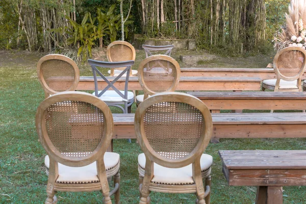 Empty Row Wooden Chairs Benches Rustic Garden Wedding Ceremony — Stock Photo, Image