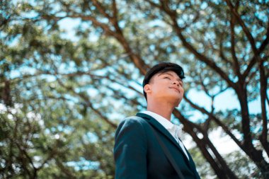 Olumlu düşünen Filipinli genç bir üniversite öğrencisi. Geleceği düşünüyorum. Parkta ya da kampüste..