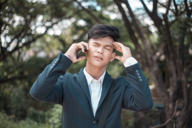 Genç bir adam telefonda kötü haberler duyduktan sonra aşırı strese girer. İşten ya da okuldan sonra parkta yürürken.