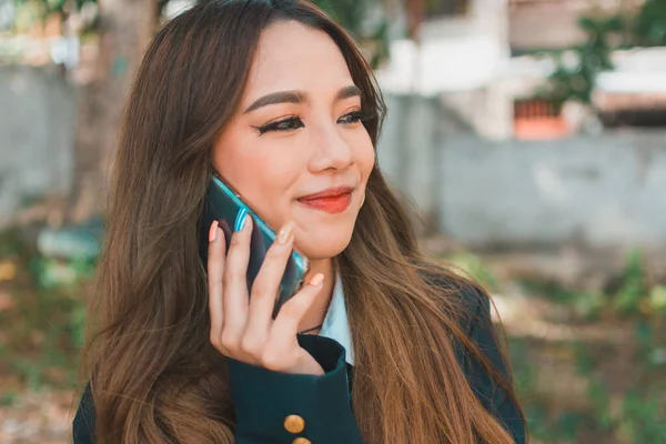 Una Joven Asiática Estudiante Universitaria Habla Con Amiga Por Teléfono — Foto de Stock