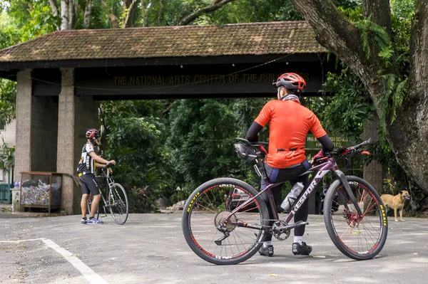 Los Banos Laguna Filippine Giugno 2021 Due Ciclisti Fanno Una — Foto Stock