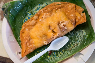 Muz yaprağında otantik Ilocos Empanada. Vigan 'da küçük bir açık hava lokantasında hizmet vermiş..
