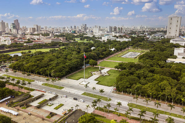 Манила, Филиппины - Aerial Rizal Park (Luneta) и окружающий горизонт Metro Manila.