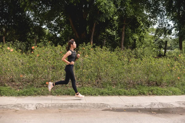 Una Joven Asiática Corriendo Por Acera Parque Entrenamiento Cardiovascular Entrenamiento — Foto de Stock