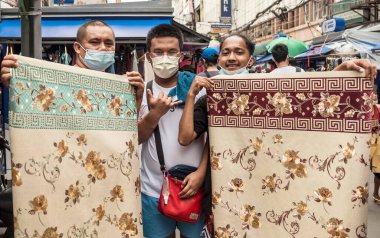 Divisoria, Manila, Filipinler - Ekim 2020: Yerel muşamba satıcıları mallarını sergiliyor