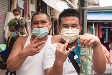 Divisoria, Manila, Filipinler - Ekim 2020: Linoleum satıcılarından oluşan bir baba ve oğul takımı.