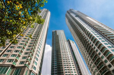 Makati, Metro Manila, Filipinler - Ekim 2020: Park Terraces, Glorietta yakınlarındaki özel konutlardan oluşan bir üçlü.