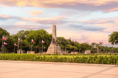 Manila, Filipinler - Haziran 2021: Luneta 'daki Rizal Anıtı (Rizal Park), öğleden sonra. İnfaz edilen Filipinli milliyetçi Jose Rizal 'in anısına yapıldı..
