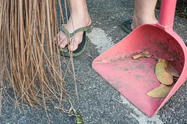 Svepande Löv Från Gården Med Walis Stickningar Och Stekpanna Walis — Stockfoto