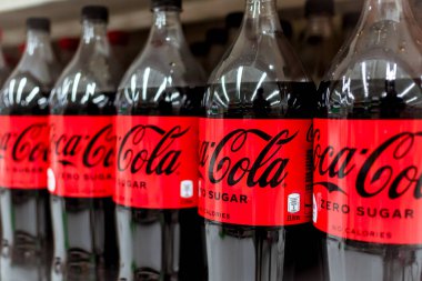 Manila, Filipinler - Haziran 2021: Coca Cola Zero meşrubatlarının yakın çekimi bir süpermarkette sergileniyor. PET şişe tasarımı güncellendi.