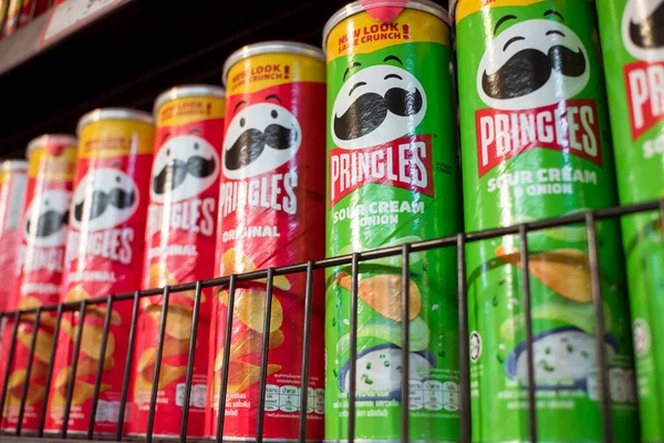Manila, Filipinler - Haziran 2021: Orijinal ve Ekşi Krema aromalı Pringles bir markette, süpermarkette veya bakkalda satılmaktadır. Güncellenmiş kutu paketleme tasarımı.