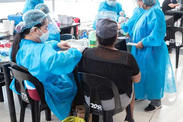 フィリピン マニラのラス ピナス 6月2021 中年女性が地元のモールで大量予防接種エリアのセットアップでファイザー バイオテクノロジーCovid 19ワクチンの彼の最初の用量を受け取ります — ストック写真