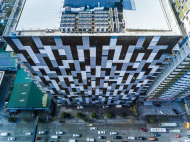 Quezon City, Metro Manila, Filipinler - Mart 2020: Yoğun bir EDSA önünde modern bir BPO ofis binasının havası. HVAC çatıda görünüyor..