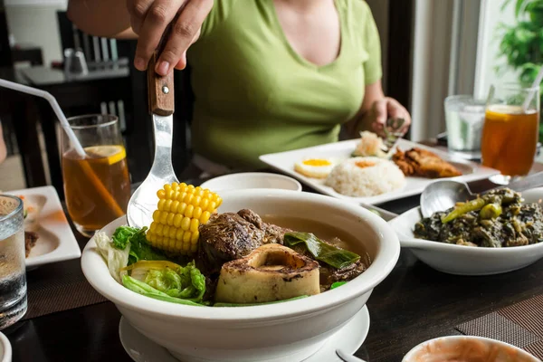 Anonymous Woman Scoops Piece Corn Bowl Beef Bulalo Filipino Cuisine — Stock fotografie