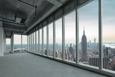 New York Manhattan silueti manzaralı çıplak bir ofis. Şehirde kiralamak için ticari alan.
