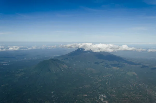 バンハウ山とフィリピンのラグナ州とケソン州をカバーする小さなサン クリストバルの空中 — ストック写真