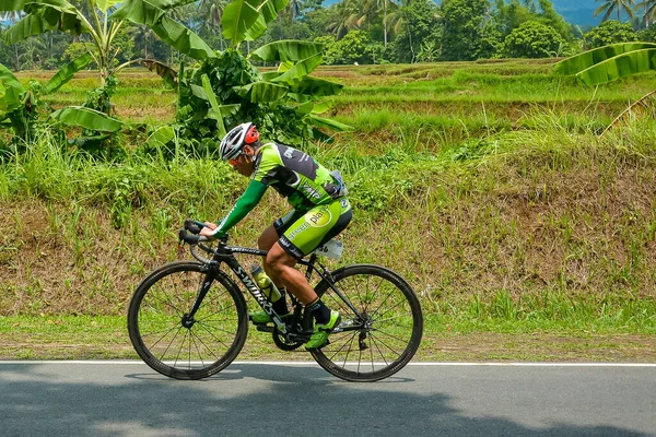 Атимонан Кесон Филиппины Июнь 2015 Профессиональные Велосипедисты Велосипеде Живописному Сельскому — стоковое фото