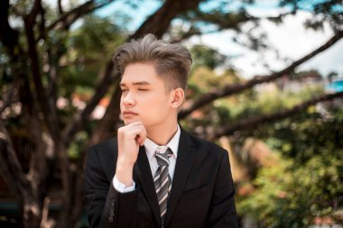 Hırslı genç bir adam gözlerini kapar ve büyük hırslarını ve planlarını gözünde canlandırır. Geleceğin iş adamı ve milyarderi..